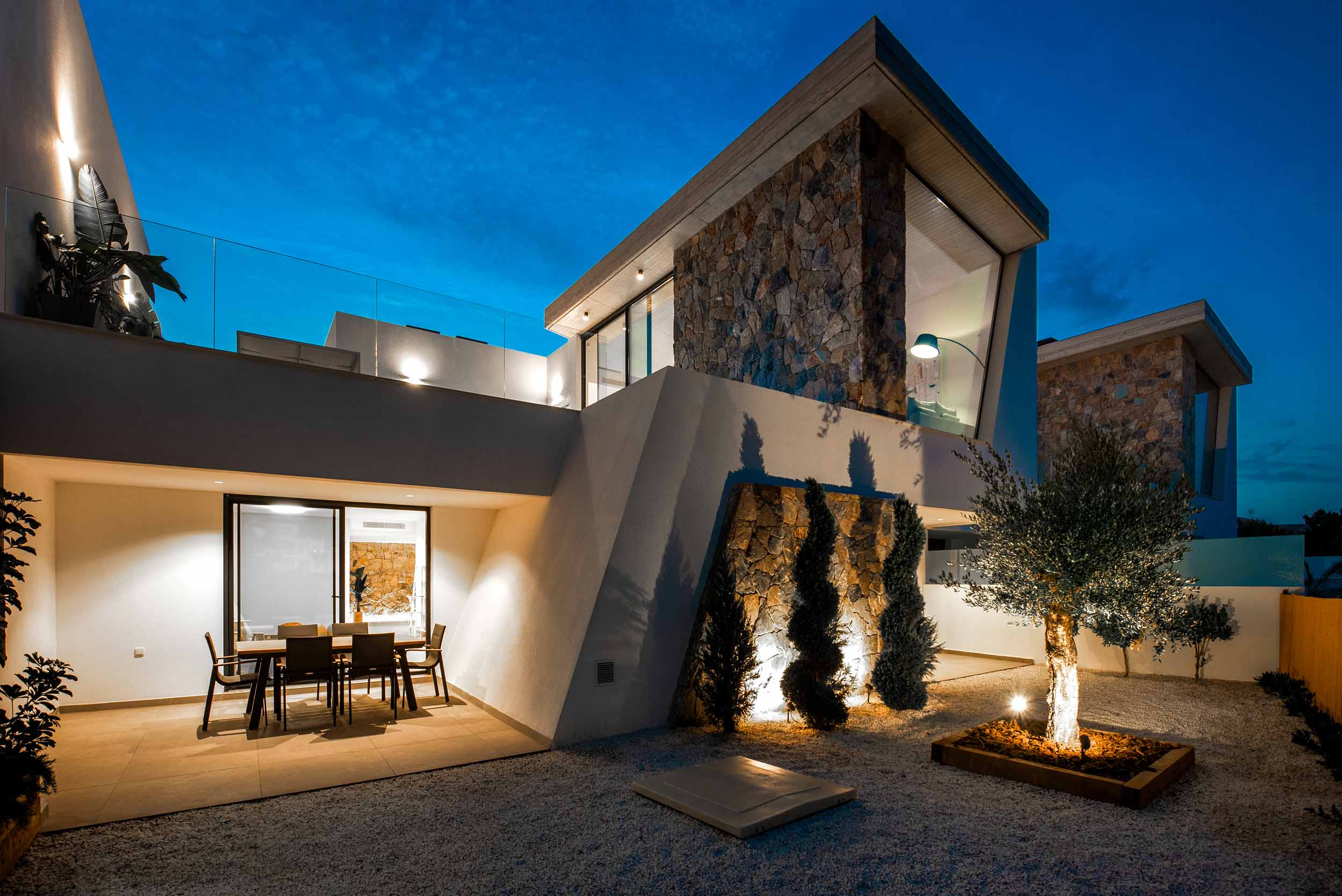 Exterior noche karikó